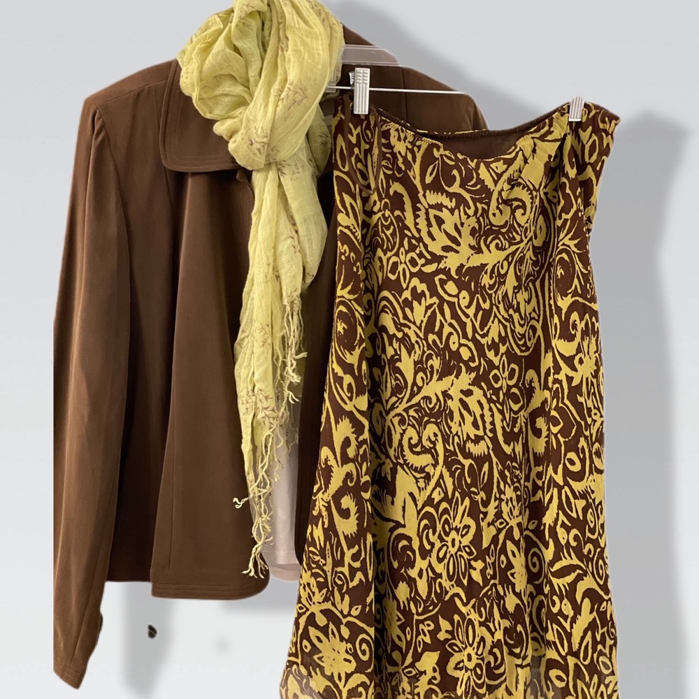 Jamie’s Contemporary Clothing 100% silk lining 100% polyester outside.